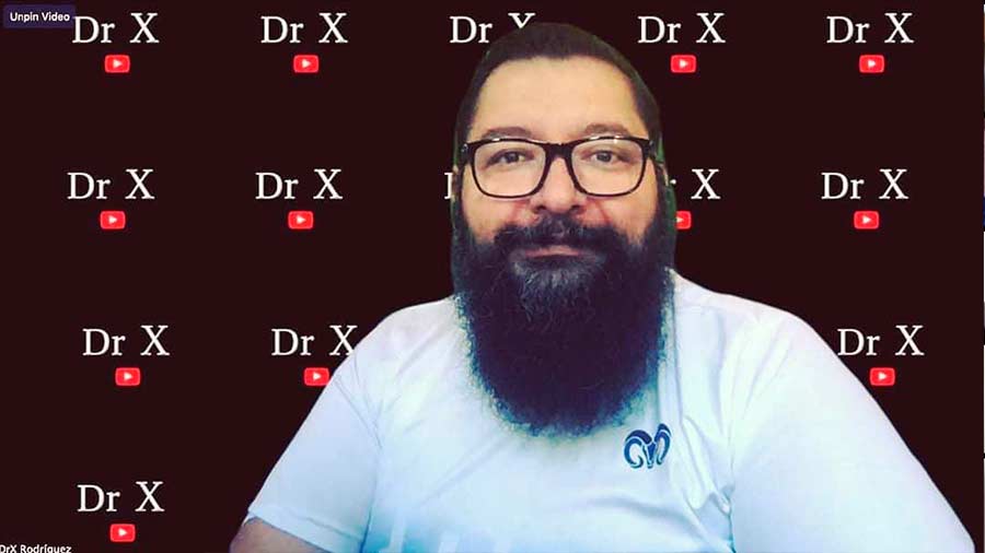 Profesor Miguel Xicotencatl en videollamada