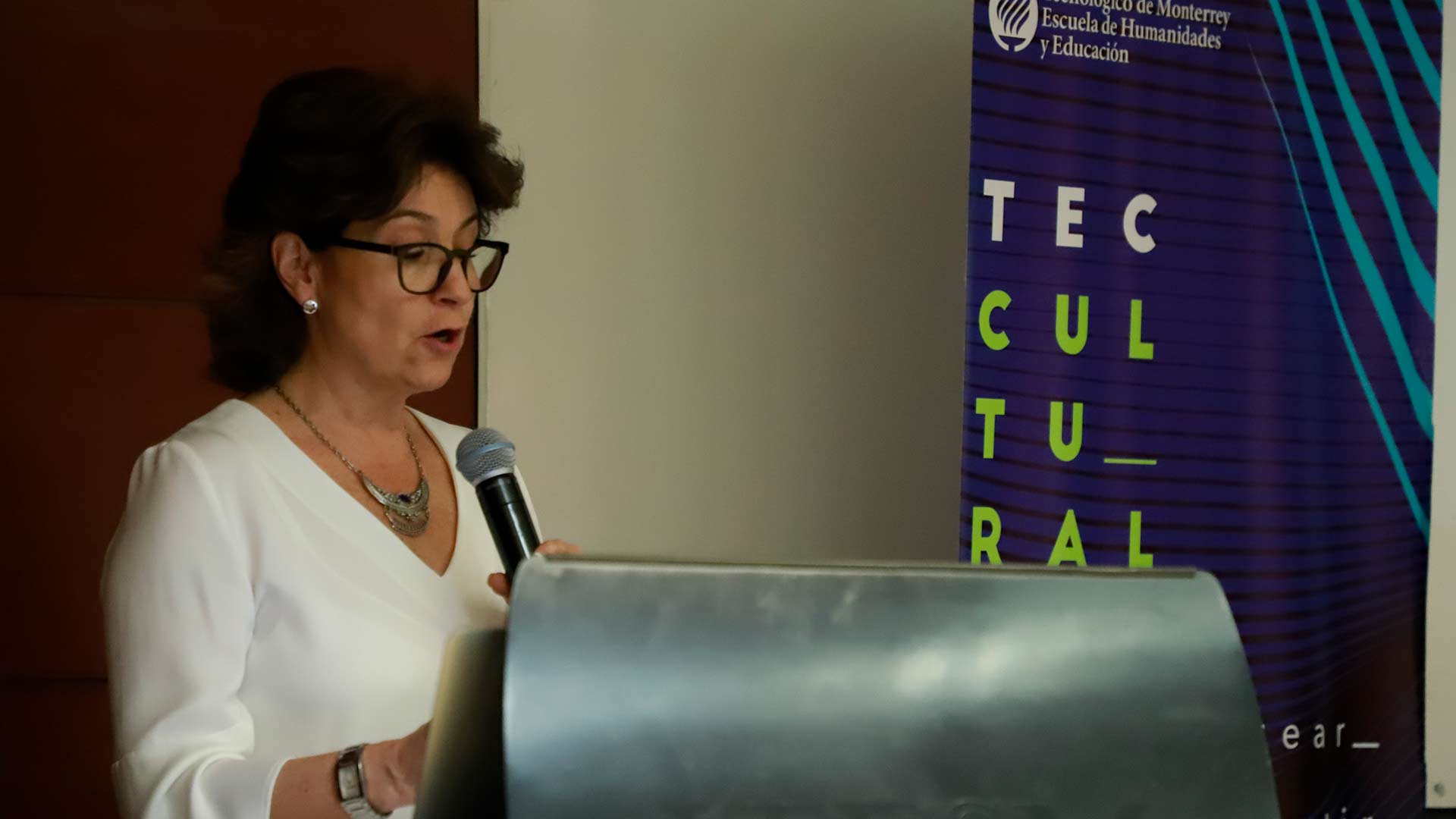 Dra. Dora Elvira García, profesora y decana de Investigación de la Escuela de Humanidades y Educación 