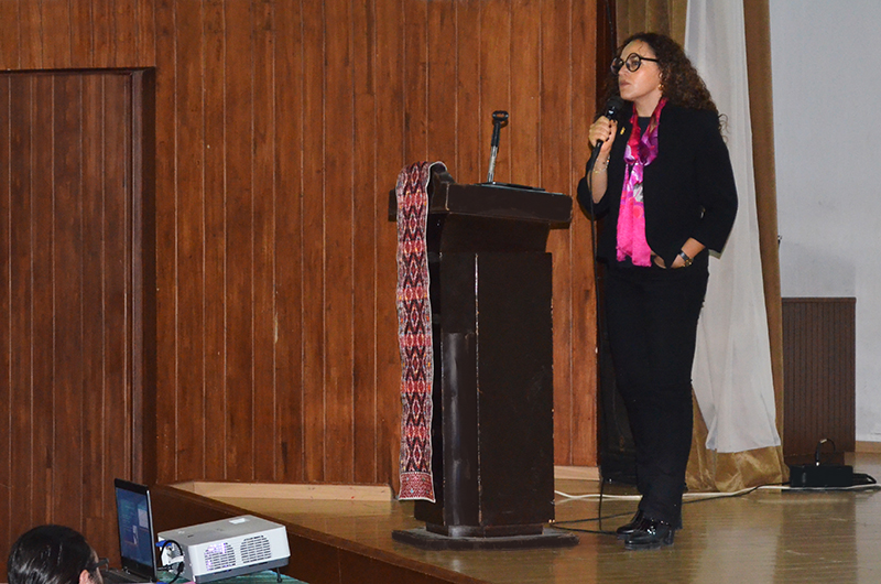 La Dra. Judith Ruiz Godoy, durante la bienvenida a los alumnos