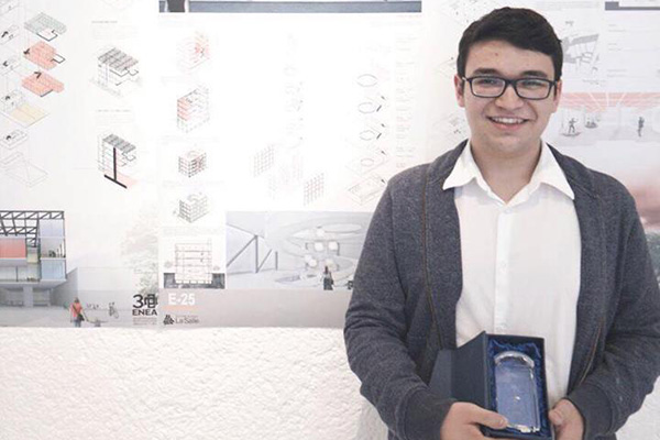 Ezekiel Flores, alumno de Arquitecura