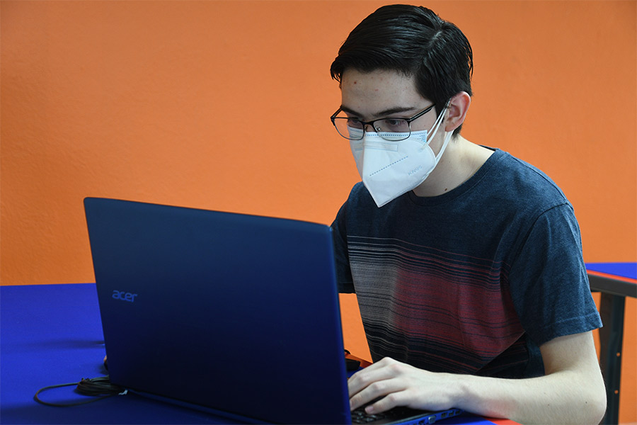 Erick trabajando en su computadora