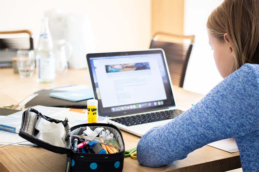 Estudiante trabajando en su computadora desde casa
