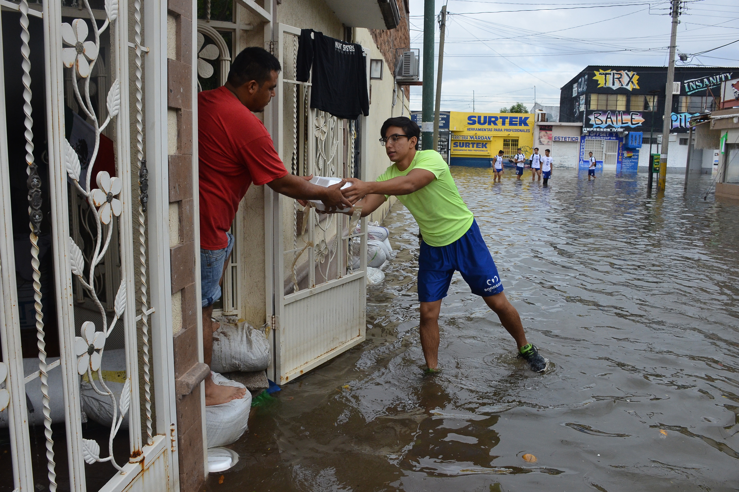 Ayudan Borregos a los afectados por las lluvias en Torreón