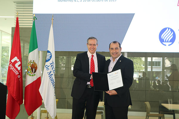 Jesús Miguel Sandoval y Martín López Méndez firmaron el convenio de colaboración.