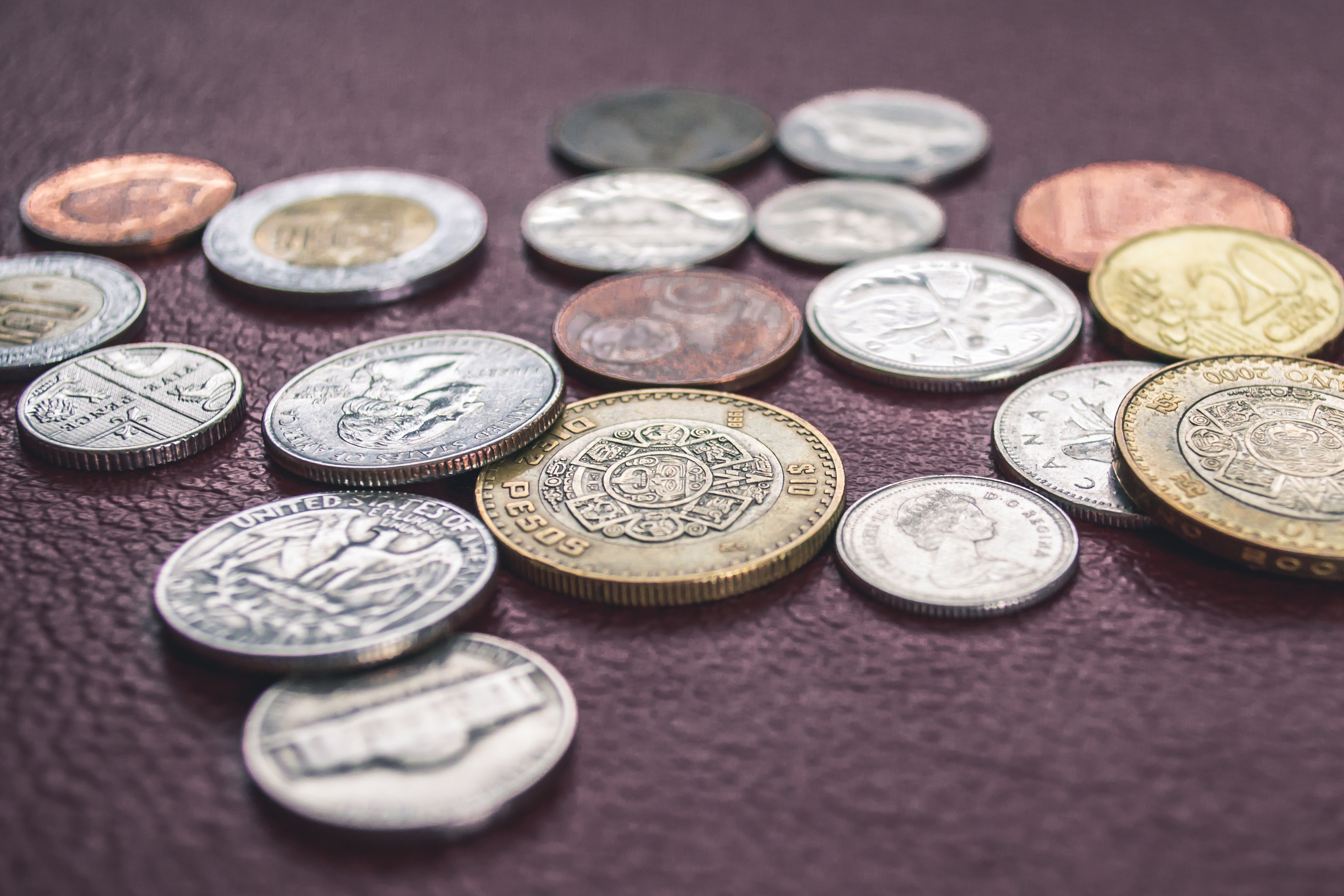 Monedas en una mesa