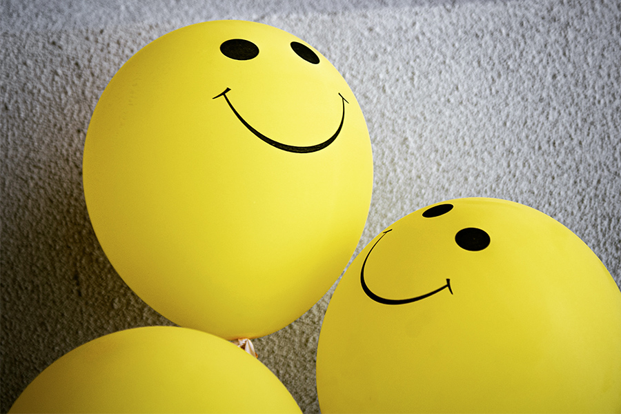 Globos amarillos con caras felices