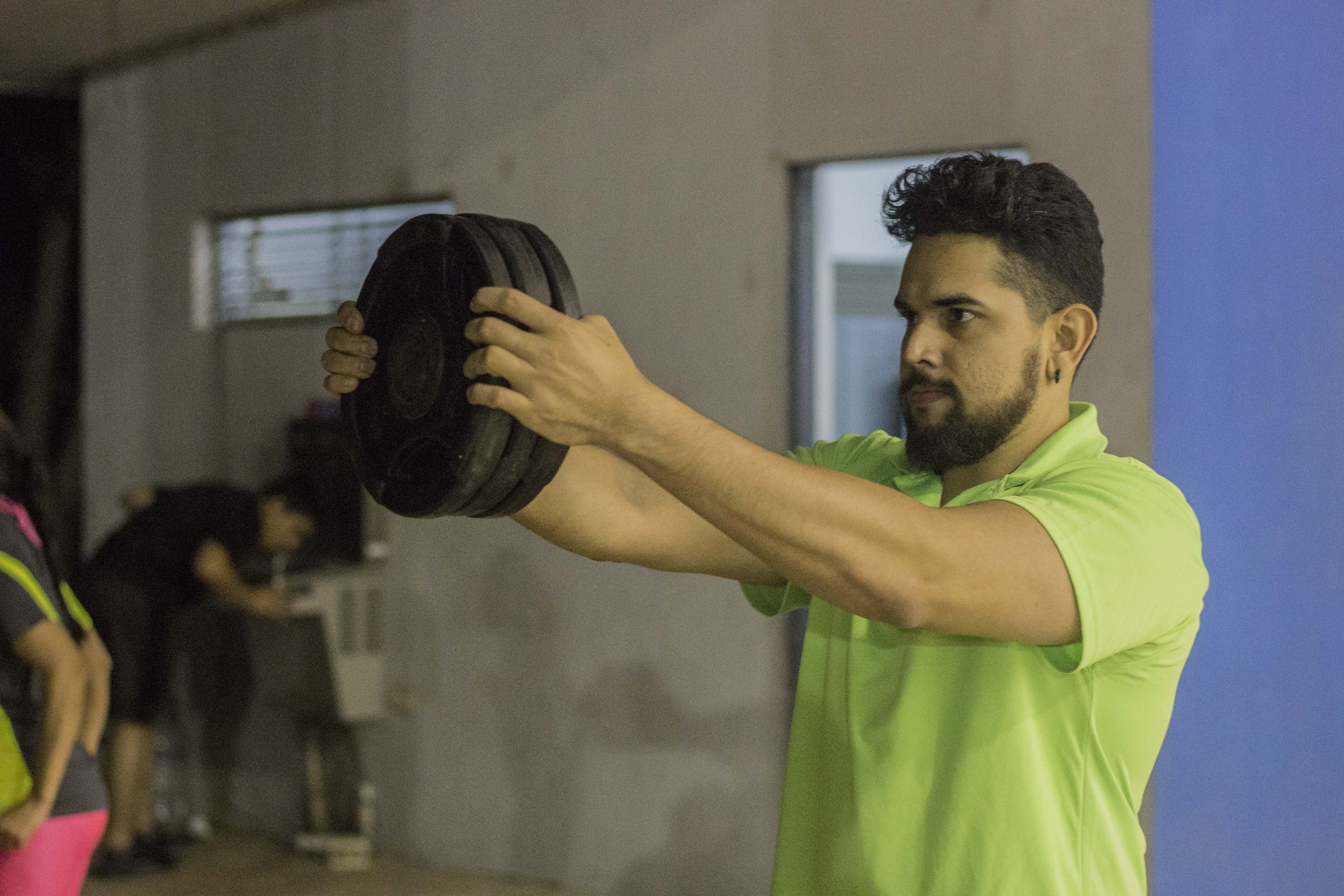 Héctor Nuñez, realizando un ejercicio con pesa.