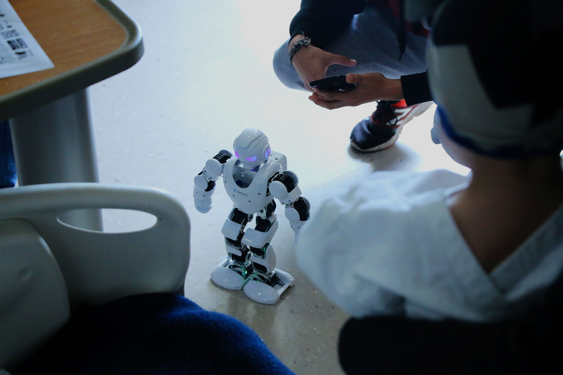 Se hace muestra del robot alpha, a uno de los infantes que estaban en la habitación
