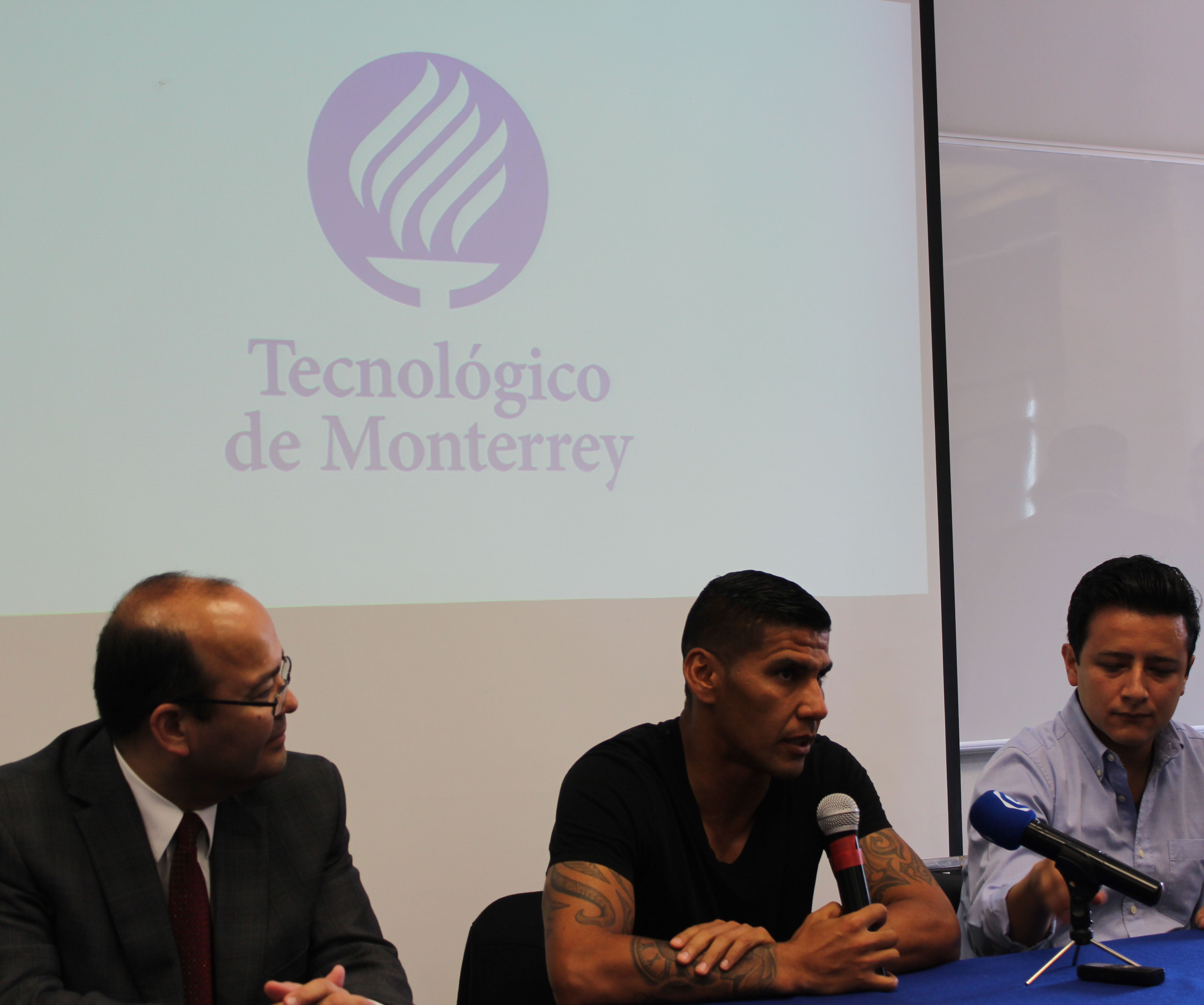 Carlos Salcido en conferencia de prensa en el campus Irapuato.