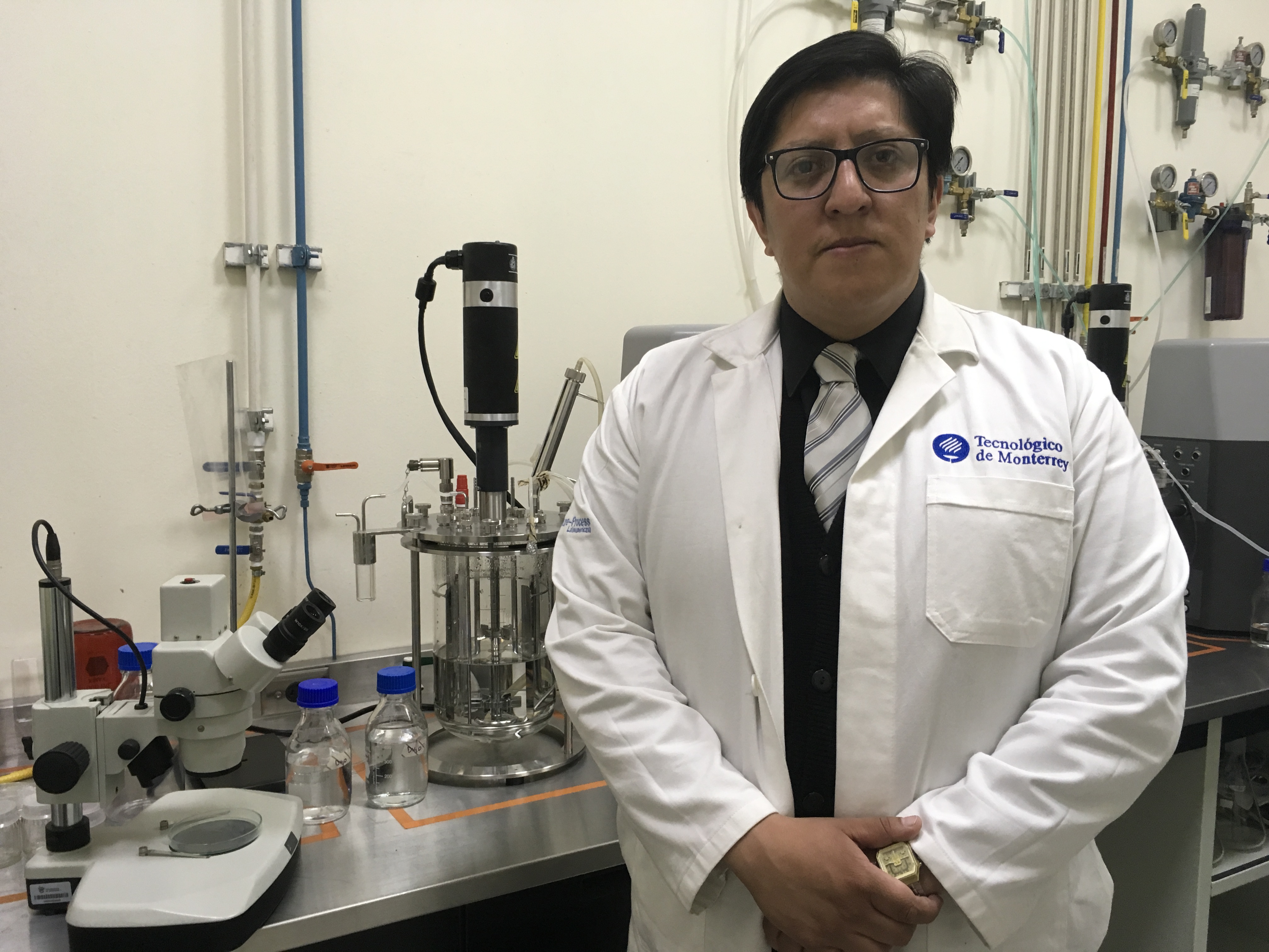 Fotografía del doctor Miguel Ontiveros en los laboratorios del Tec campus Toluca.