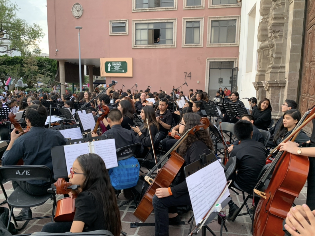 Profesor del Tec dirige a 230 músicos en un flashmob masivo