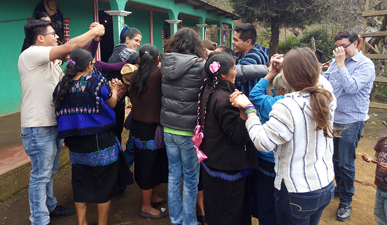 Actividad de integración con artesanas de Chenalhó
