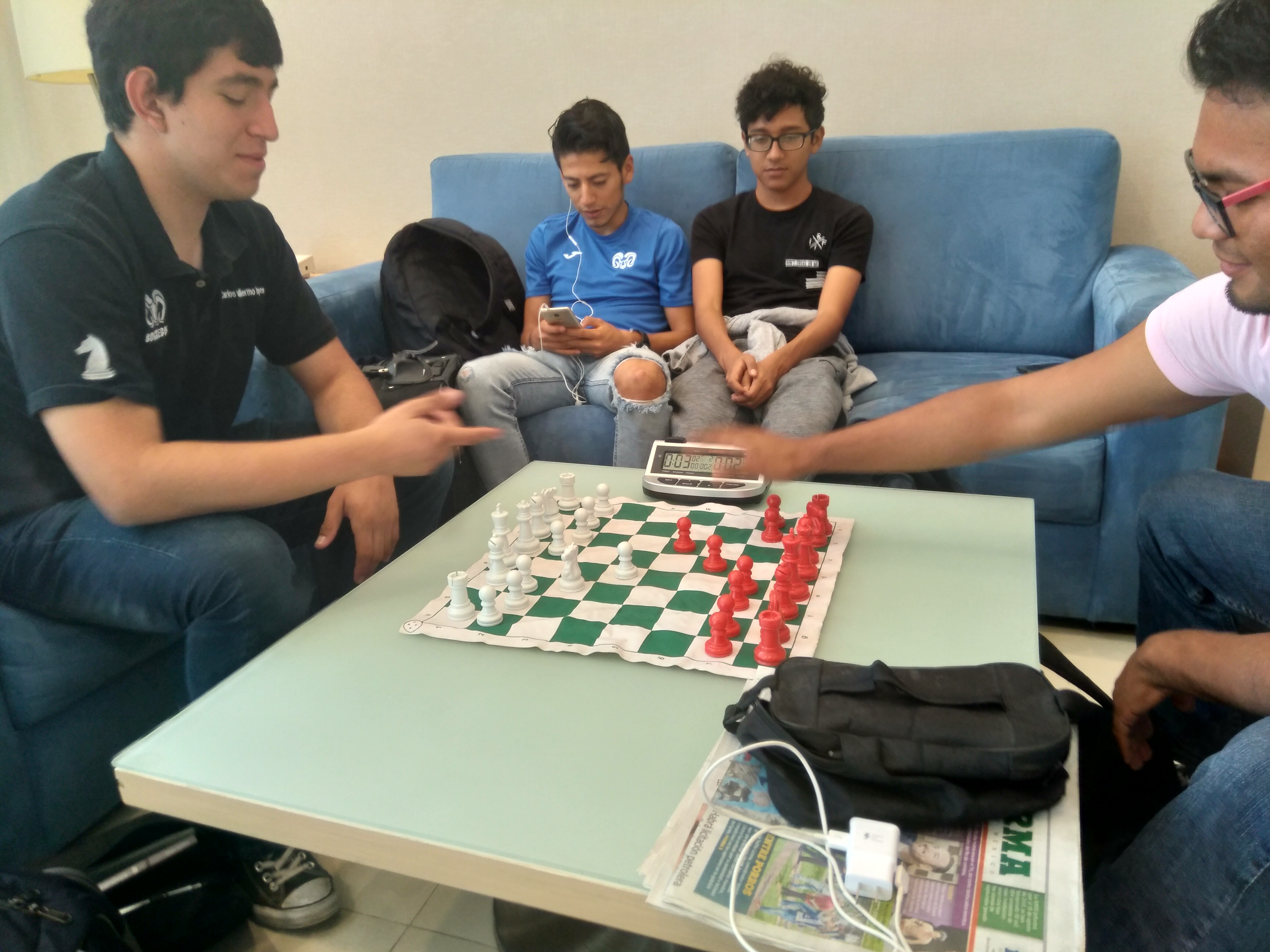 Partida amistosa a ritmo Blitz, previo al torneo.