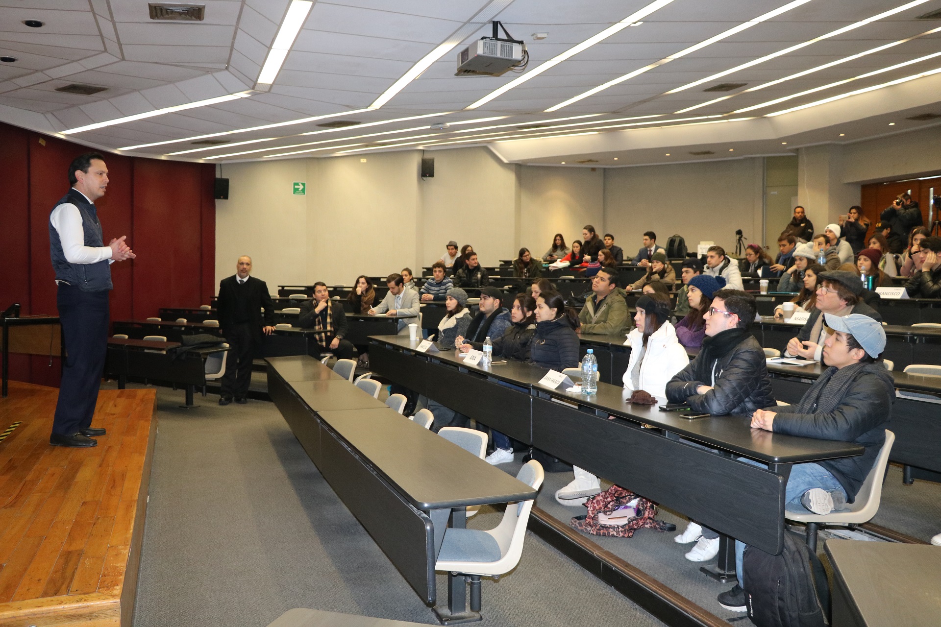 Bernardo González tuvo una plática con estudiantes del Campus, en su mayoría de Derecho