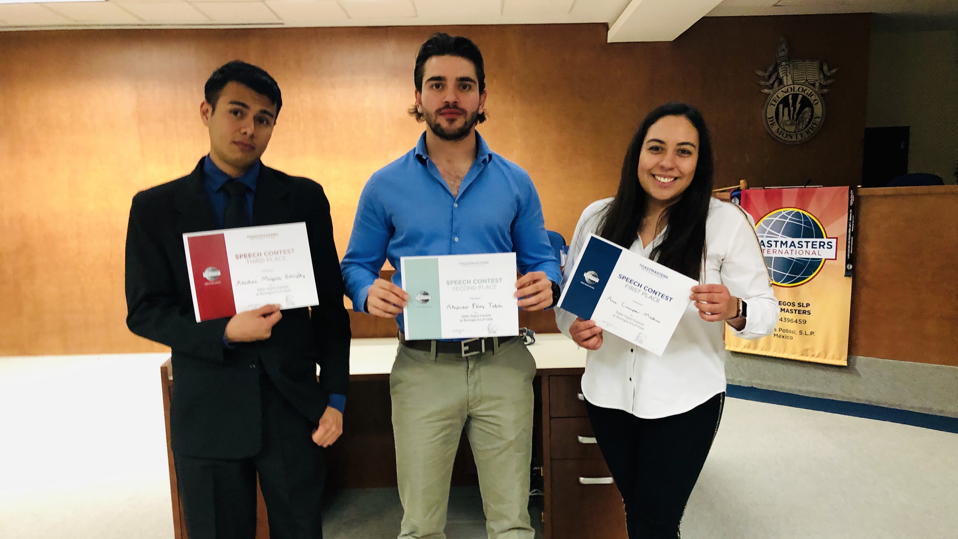 Ganadores del concurso de Temas Improvisados en inglés. Abraham Magaña, Alejando Pérez y Ana Campos.