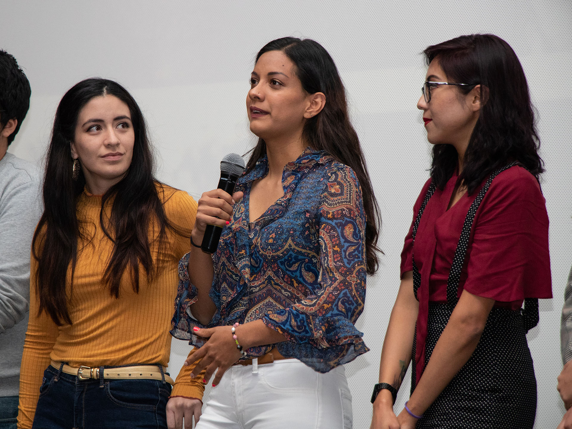 Alumnos del Tec de Monterrey presentando sus documentales en el Centro de Querétaro
