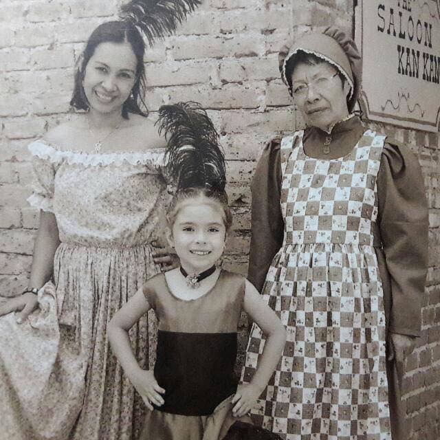 Foto de Camila con su abuelita y mamá