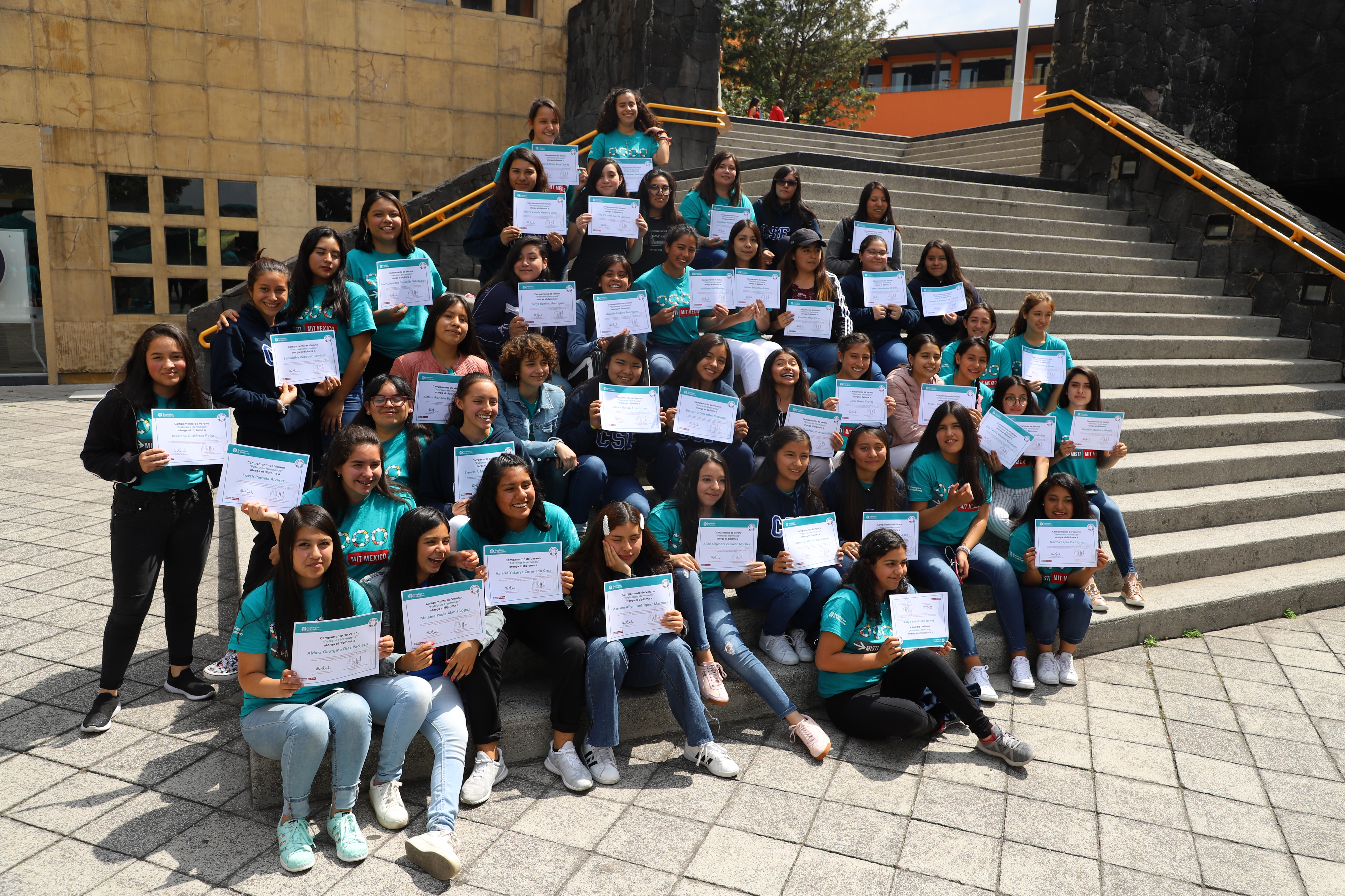 Las niñas de PrepaTec Santa Fe recibieron sus diplomas de participación en Patrones Hermosos 2019.