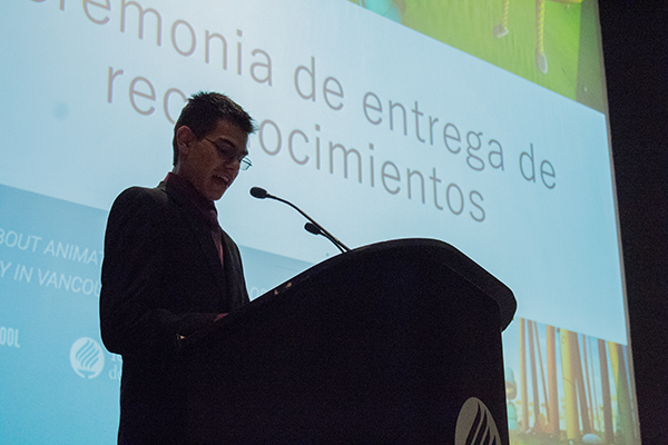 Diego Montoya, estudiante de Ingeniería en Tecnologías Computacionales de Cuernavaca da mensaje durante la ceremonia.