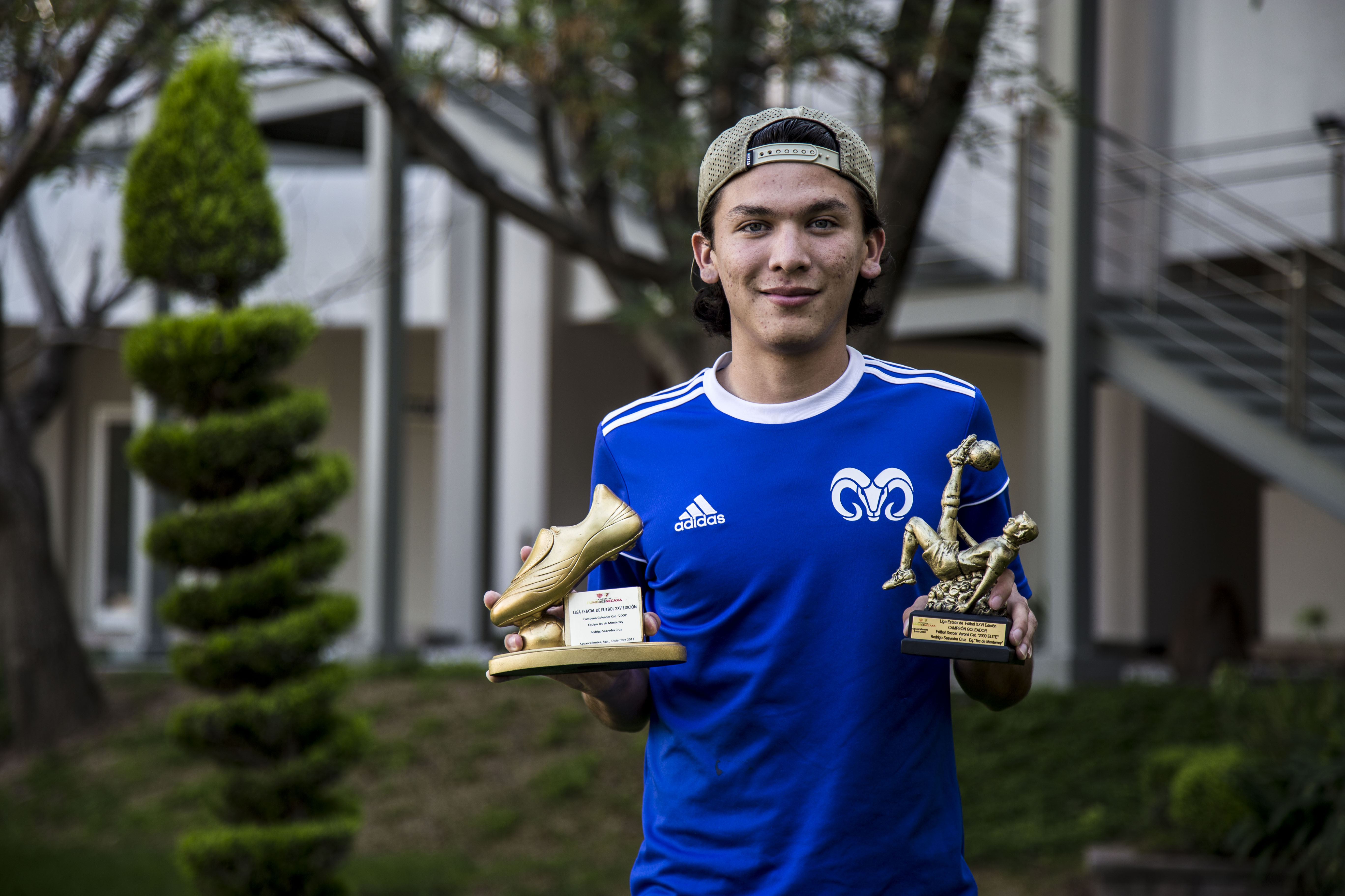 Rodrigo con sus trofeos de campeón goleador.