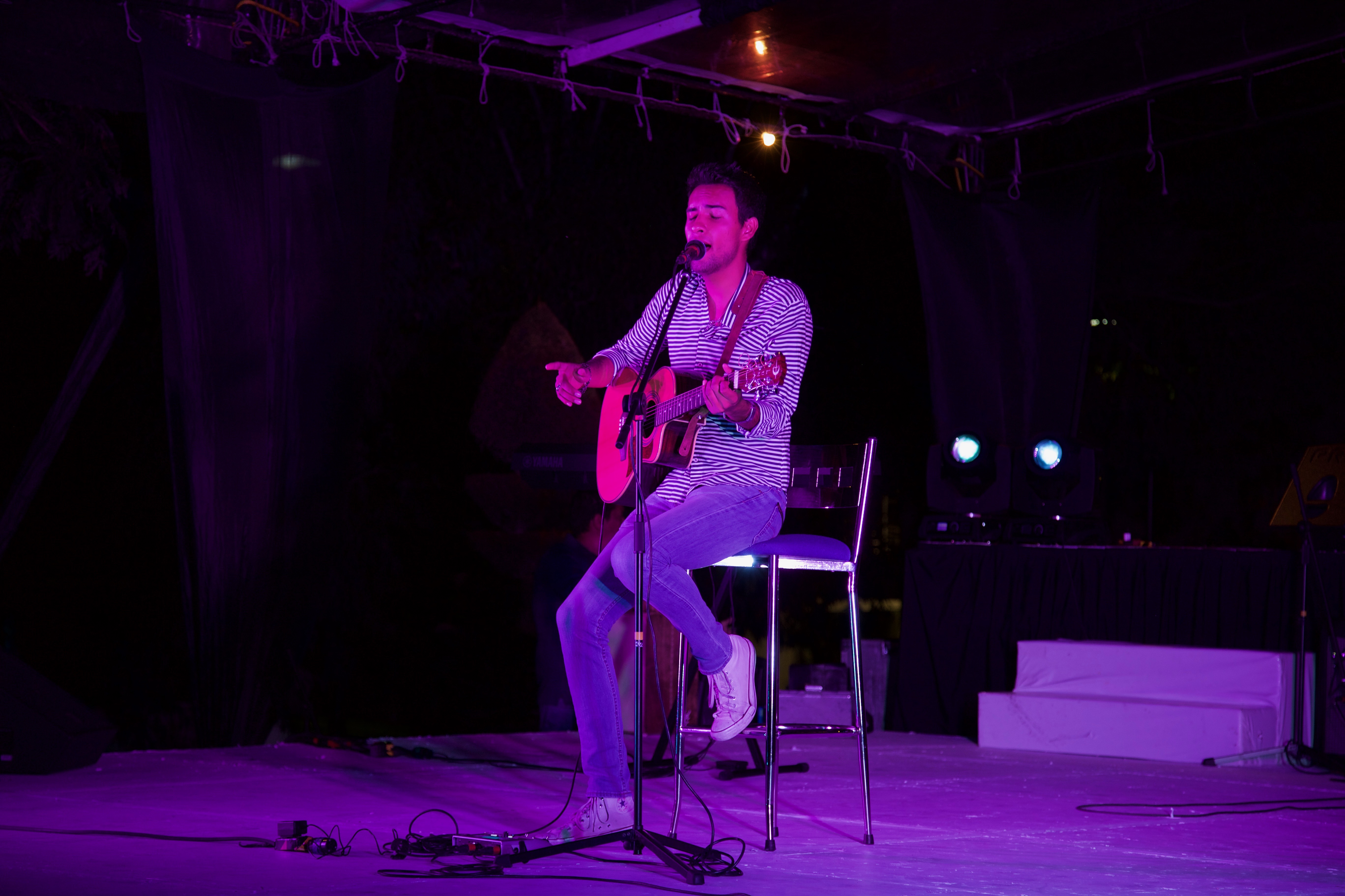 Arturo Rocha interpretando "Versos para ella" en el Festival de la Canción 2017.