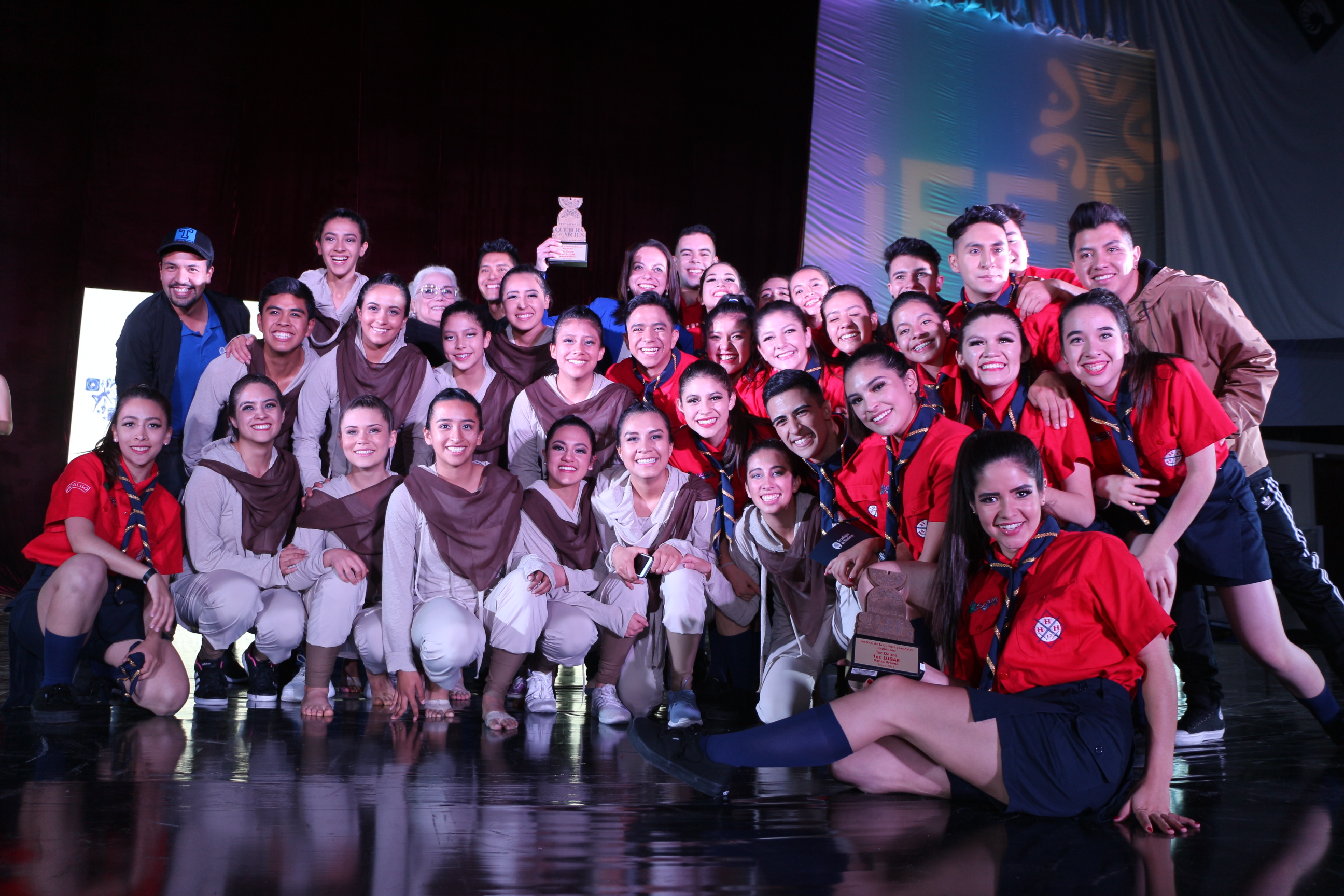 Los representativos de danza de Hidalgo recibiendo sus premios de primer luagr