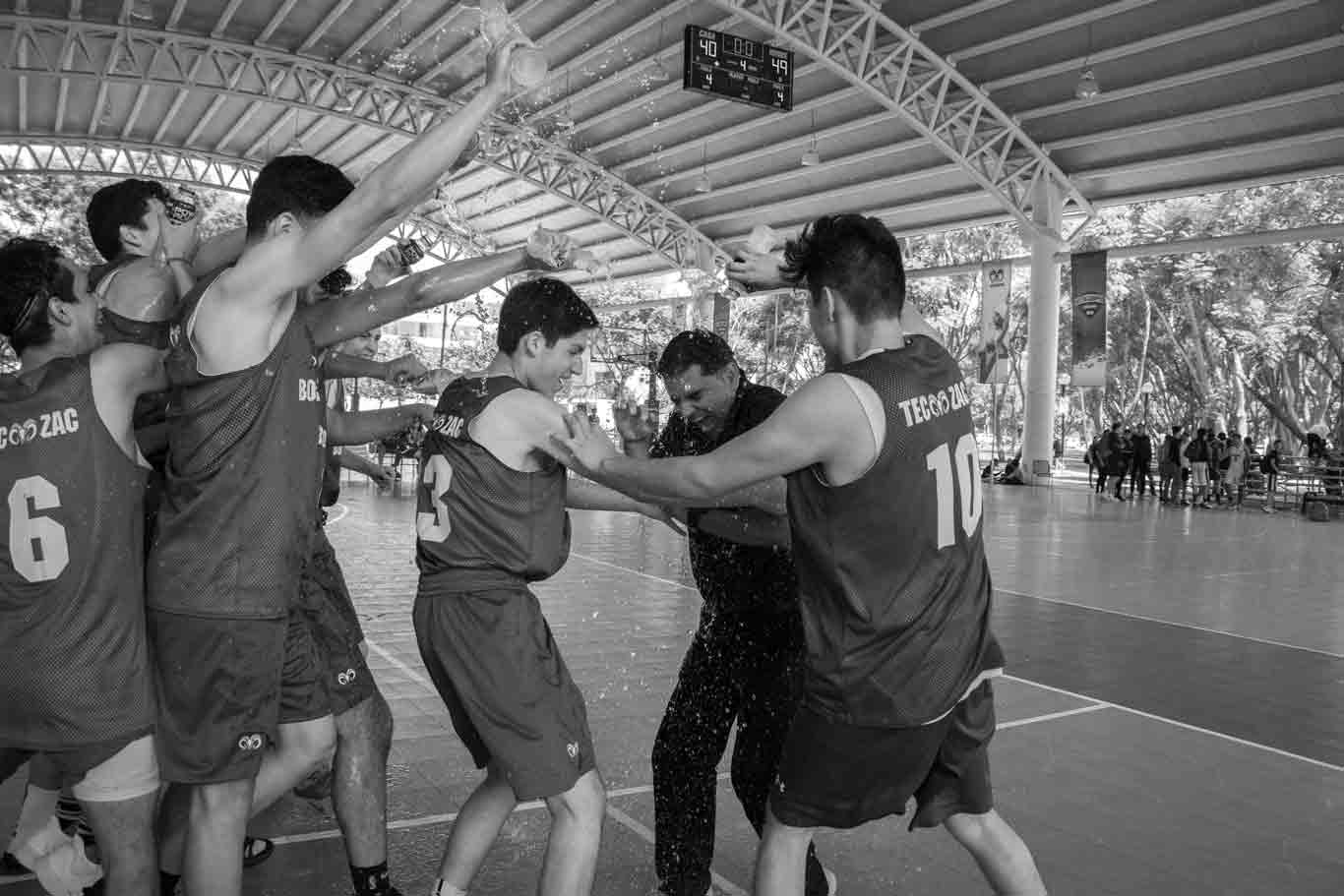 INTERCAMPUS-marco-el-legado-de-varios-jovenes-al-haber-ganado-el-primer-lugar-en-la-competencia-de-basquetbol-varonil
