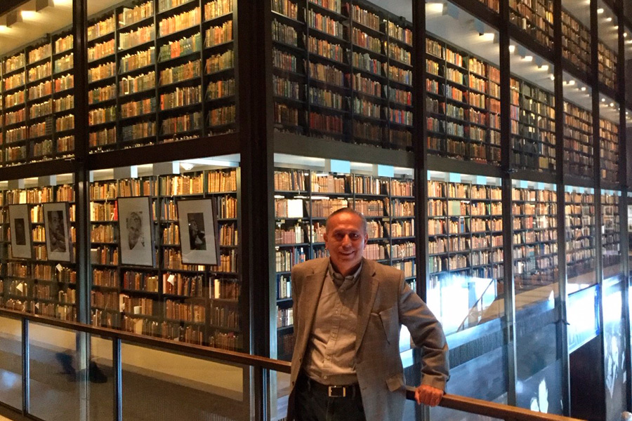 Profesor Felipe Balderas en la biblioteca de libros antiguos de Yale