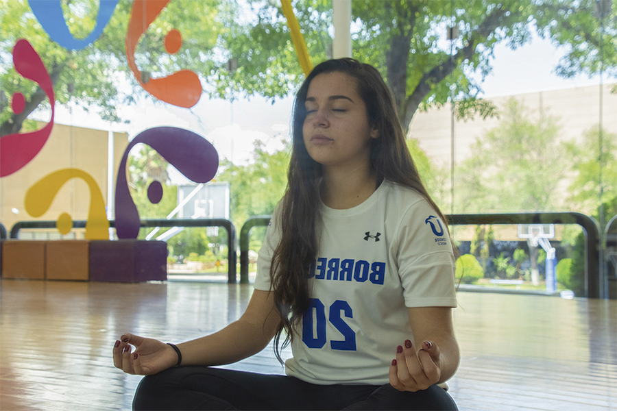 Alumna meditando en sesión de mindfulness