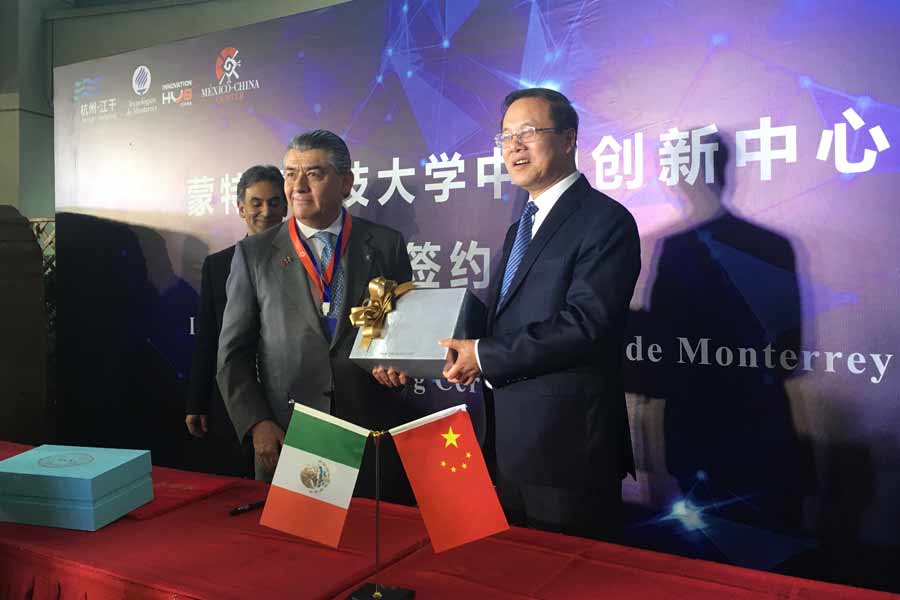 José Antonio Fernández, presidente del Consejo del Tec, en la visita a China