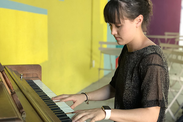 Jessica Villarreal estudia piano desde hace 3 años