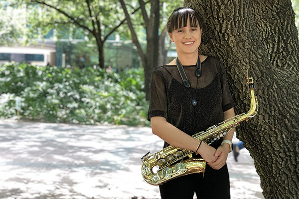 Jessica Villarreal, alumna de IFI, desde niña toca el saxofón