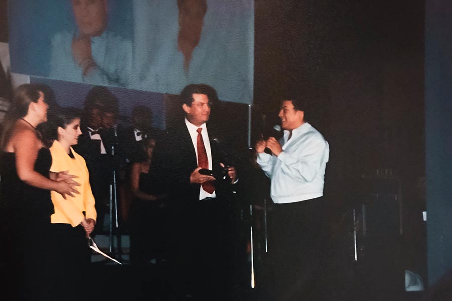 Juan Gabriel en el escenario del Tec Campus Ciudad Juárez.