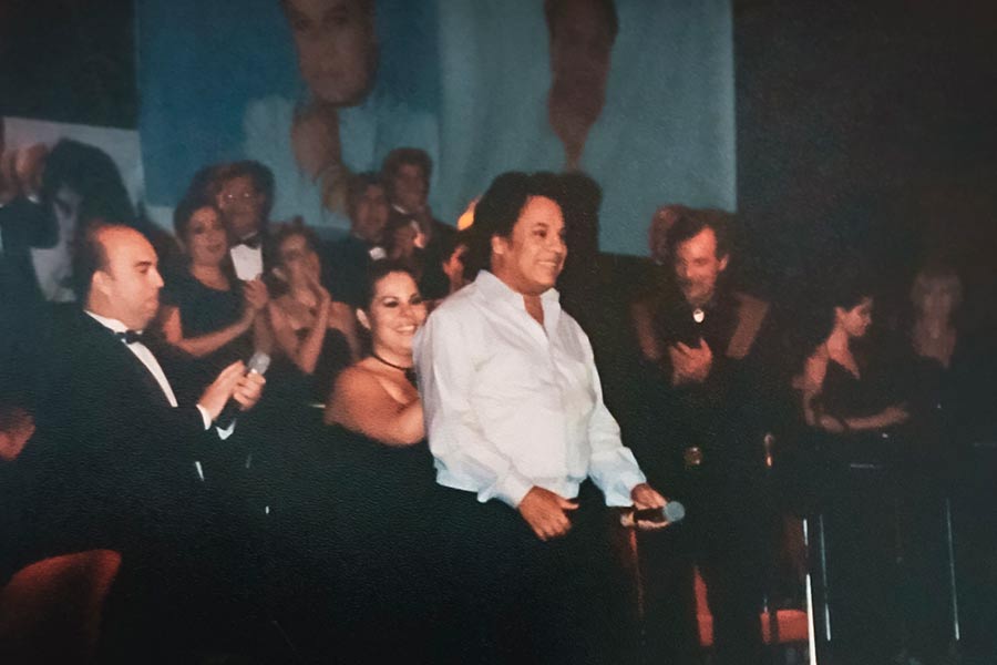 Juan Gabriel en el escenario del Tec Campus Ciudad Juárez con colaboradores del Tec.