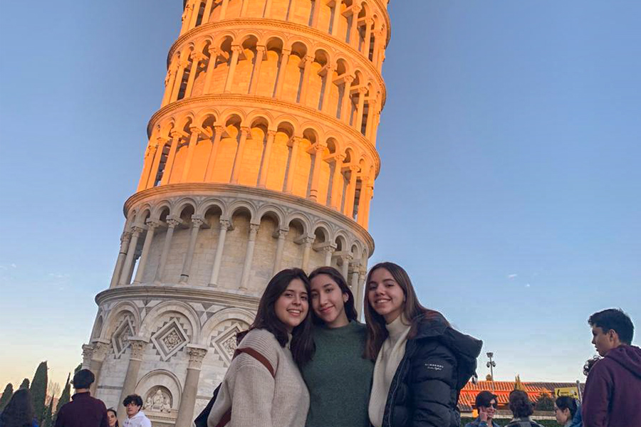 Karen junto sus amigas con la Torre inclinada de Pisa de fondo.