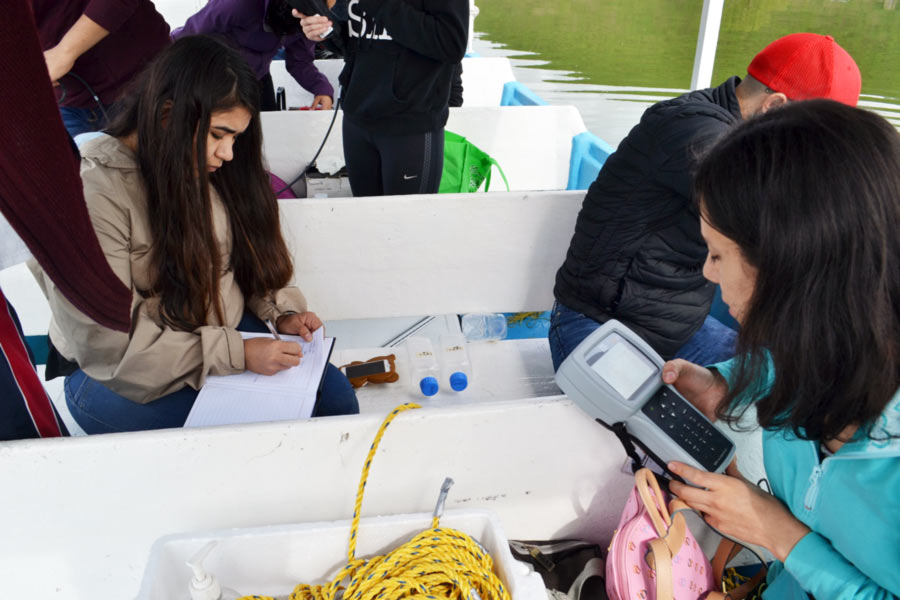 Estudiantes tomaron muestras del lago para investigar la mortandad de peces.