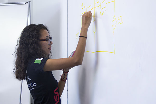 Lily Hernández asesora al equipo de robótica de PrepaTec