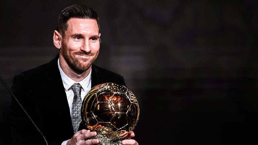 Lionel Messi sosteniendo balón de oro 2019