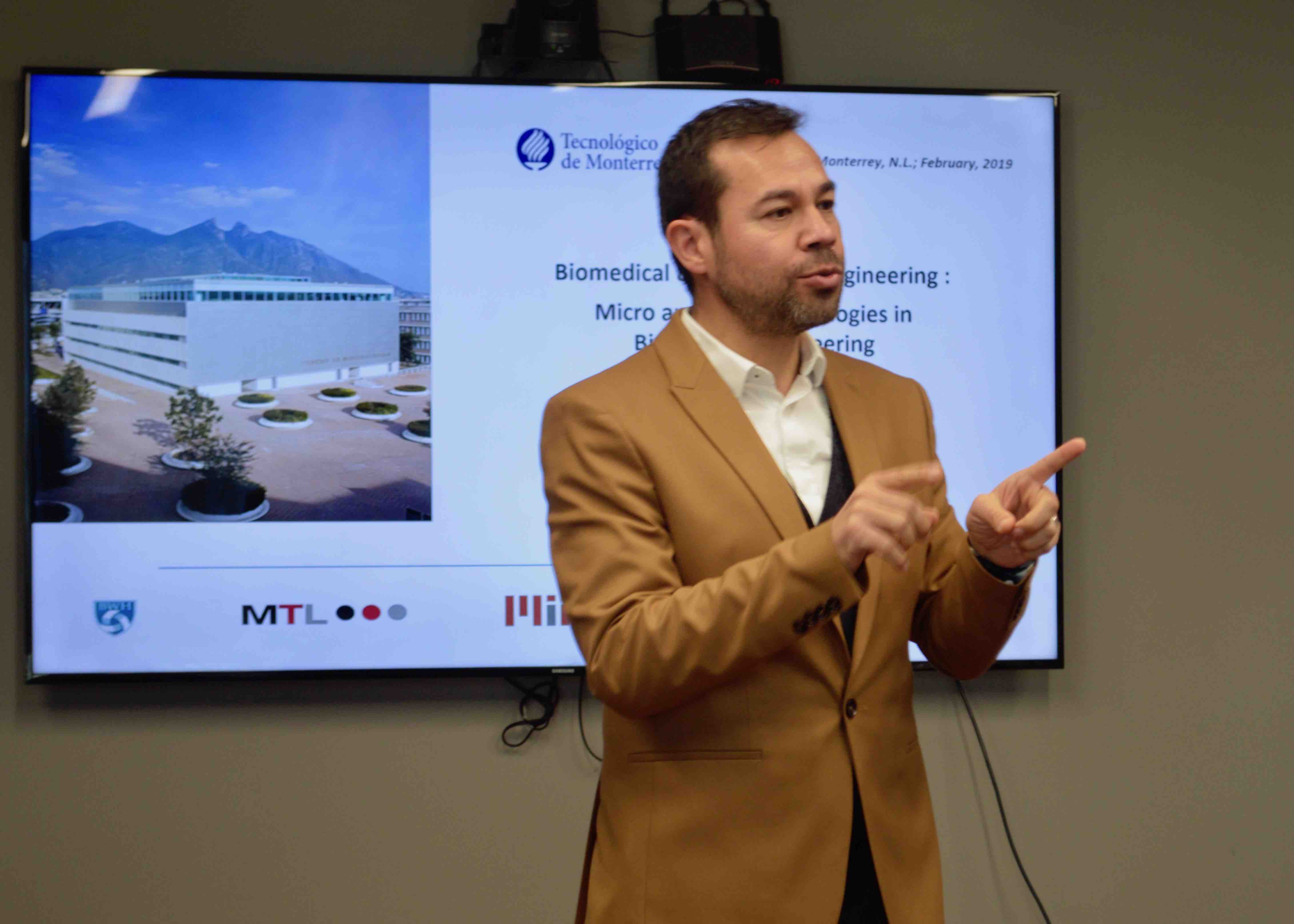 Mario Álvarez, EIC