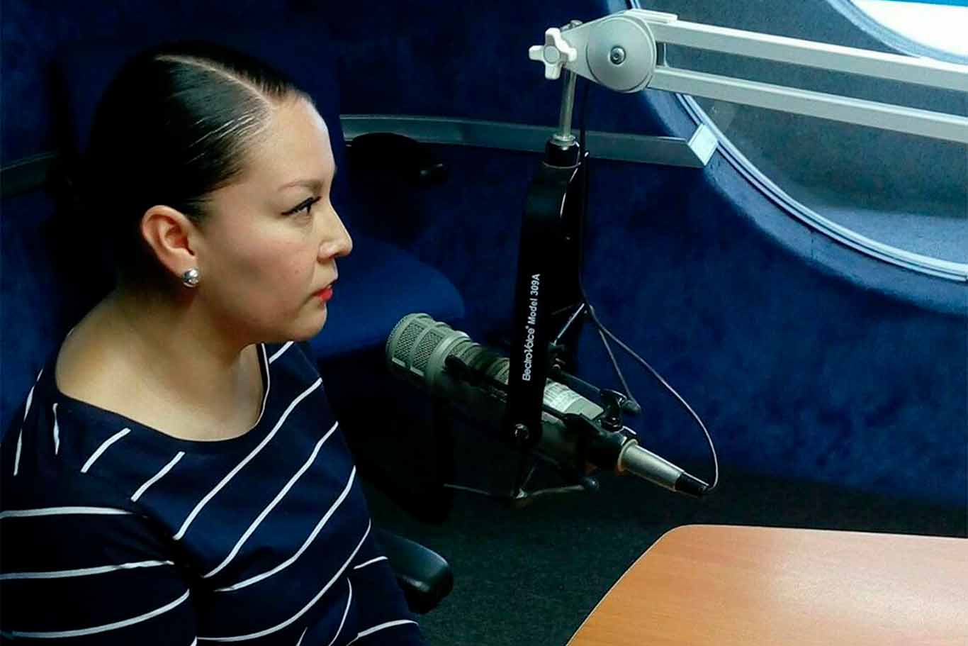 Maestra Martha en grabación del programa radiofónico "Chinchilagua".