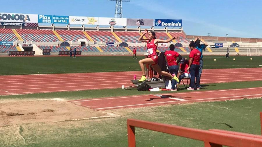 Marcela Aldama alumna de Prepatec Ciudad Obregon corriendo para hacer su salto triple
