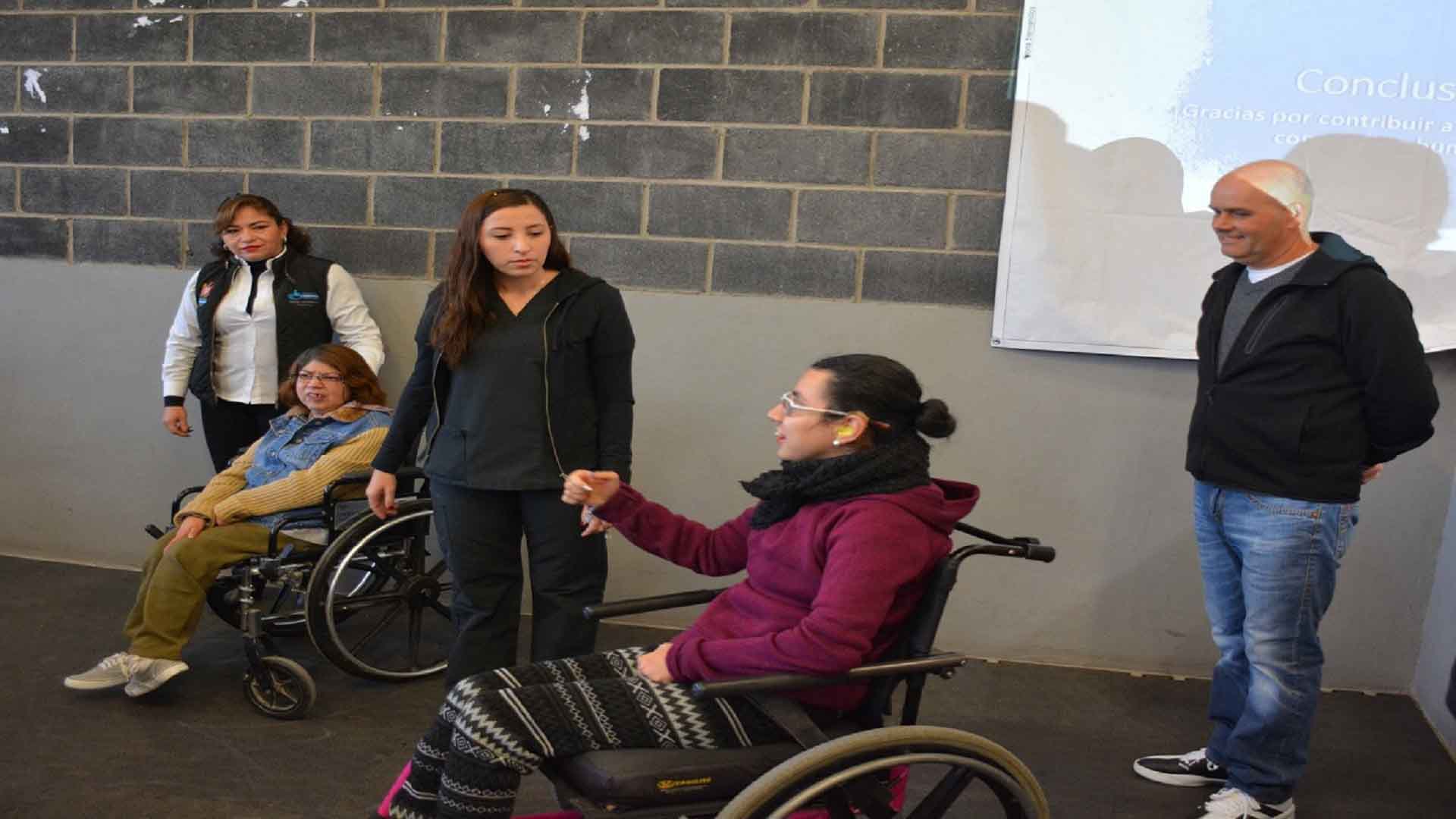 Mariana Duran beneficiaria del equipo adaptado agradeciendo por lengua de señas a los alumnos