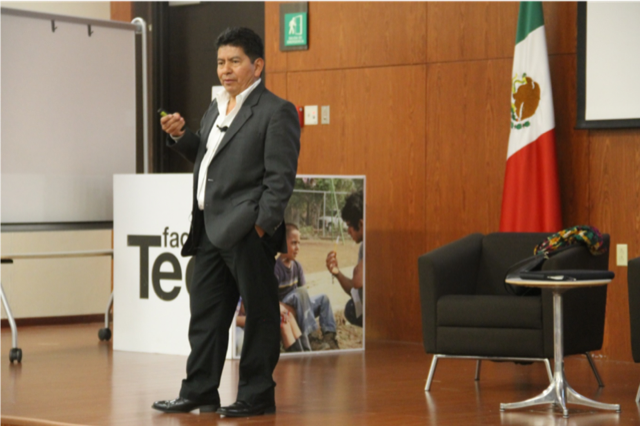 Profesor Ernesto Marinero en la charla.