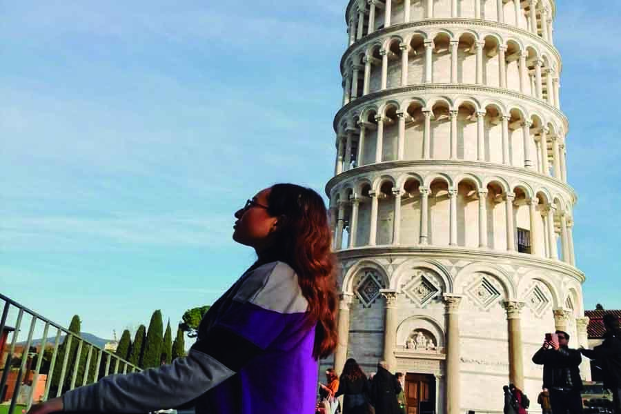 Mirka en Torre de Pisa en Italia