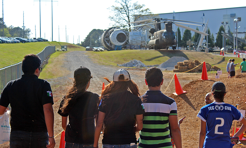 Alumnos recorren la pista en la competencia de la NASA