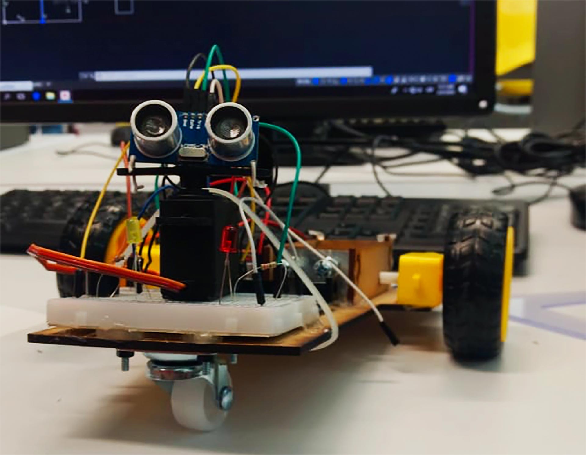 Robot programado por los alumnos de PrepaTec en semana de tópicos
