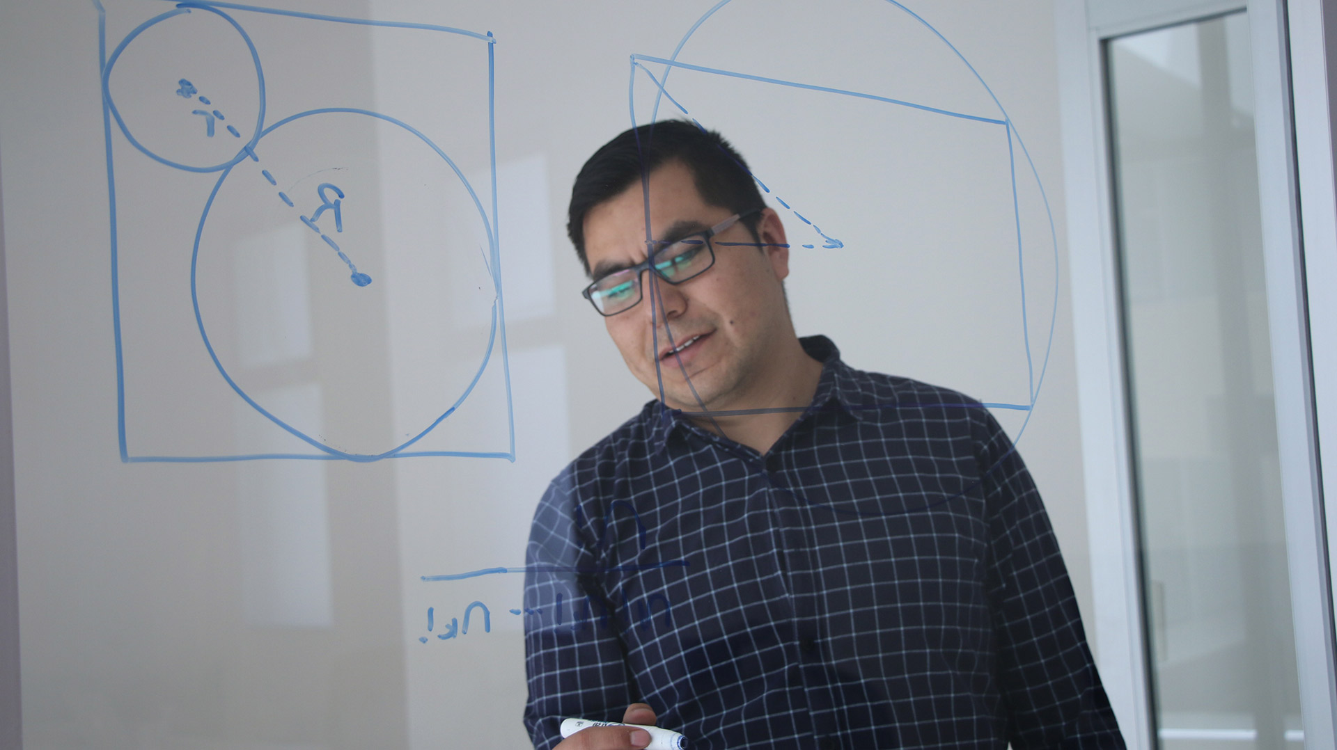 Profesor alejandro Ramírez impartiendo clases 