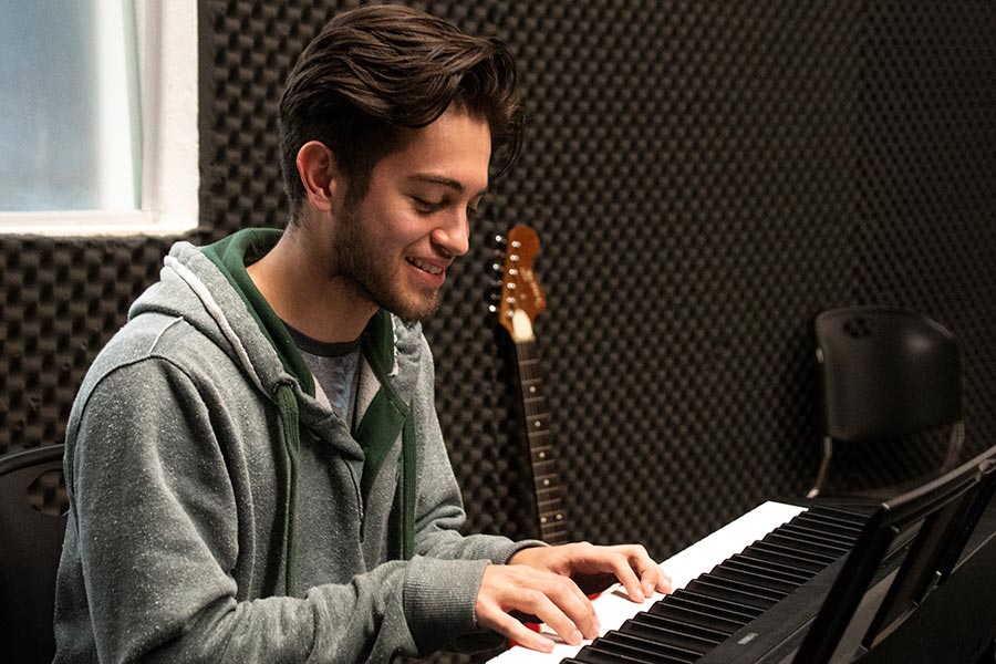 Paulo tocando el piano