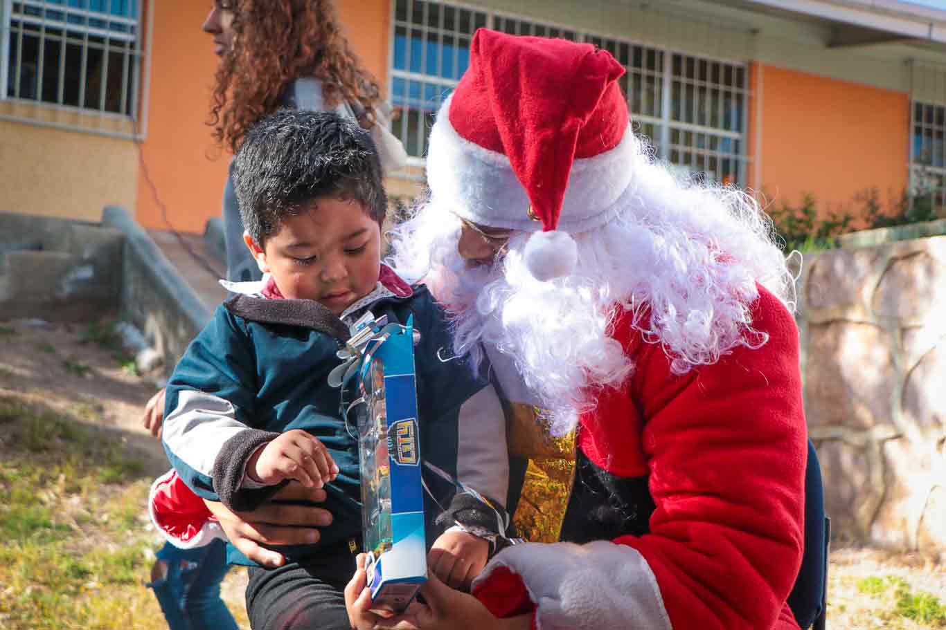 Preescolar-recibe-regalos-de-PrepaTec-compartiendo-la-navidad