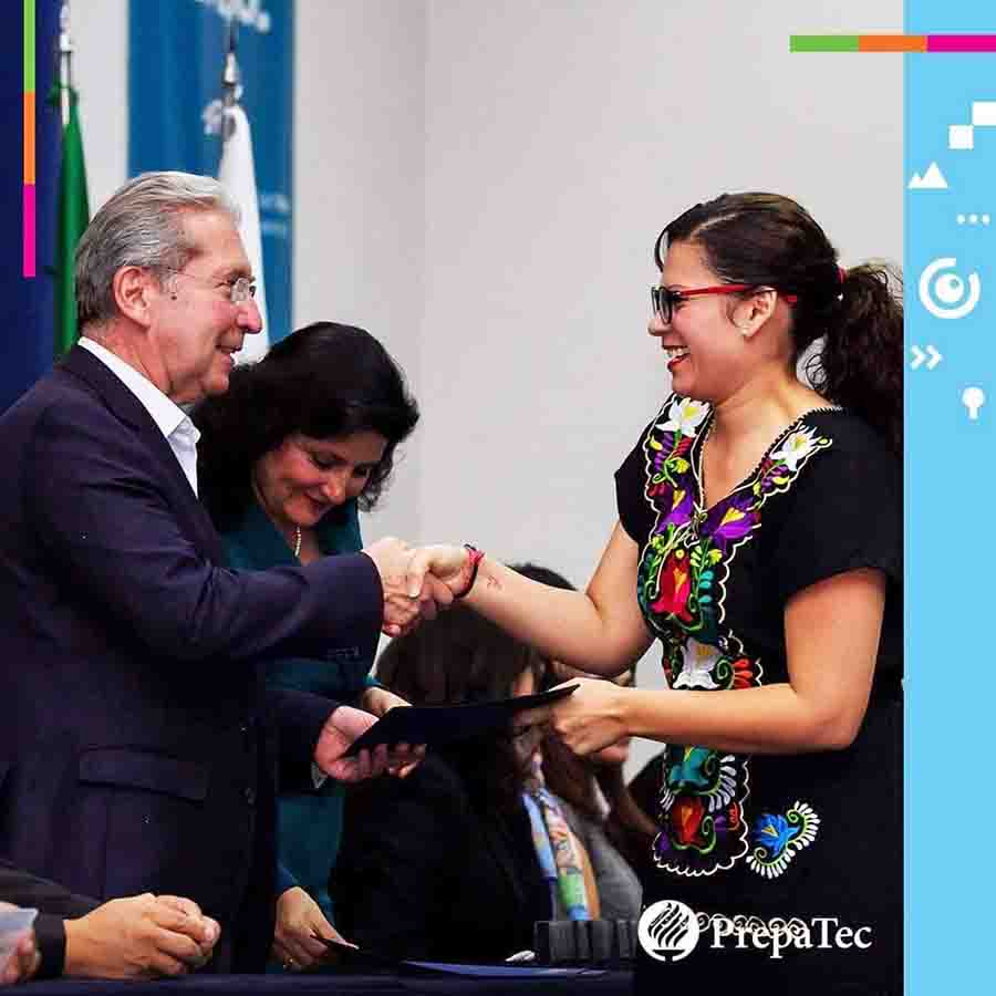 Profesora de PrepaTec campus Querétaro acerca a sus alumnos al mundo de las ciencias